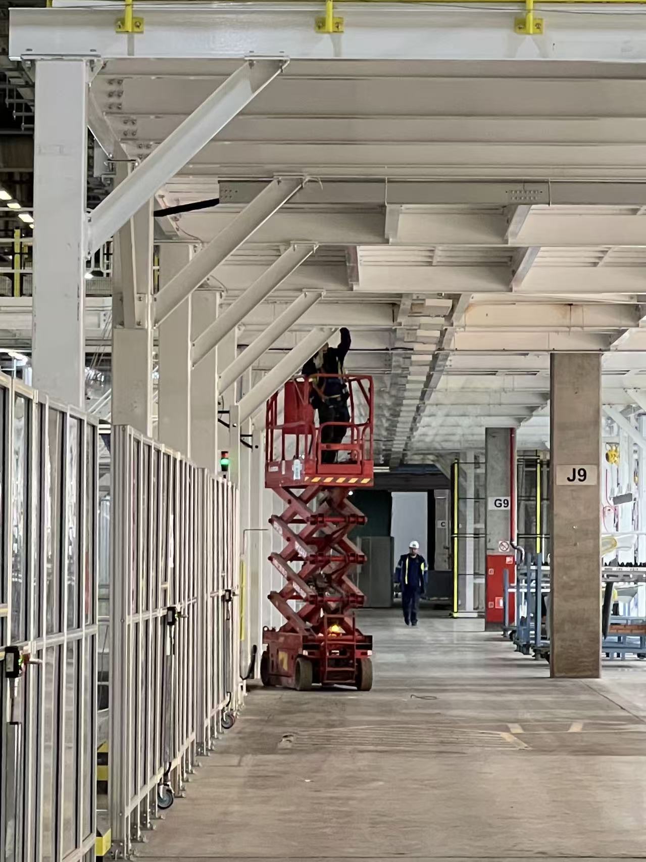High-level infrastructure work on scissor lift