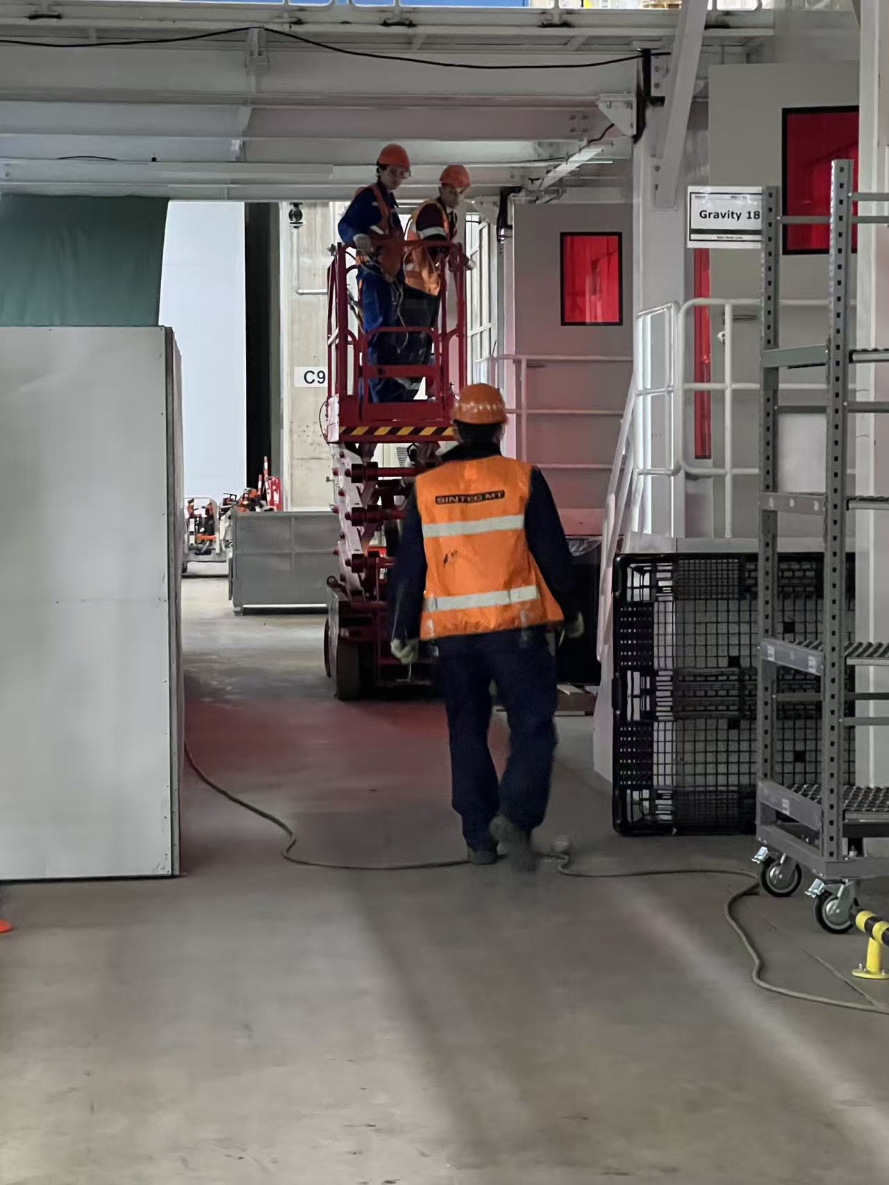 On-site coordination between installation crews